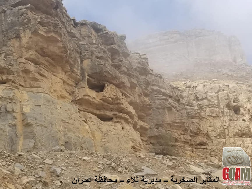 كليف فريق من الاخصائيين بالنزول الميداني للمواقع الاثرية لمعانيه المواقع وتحريزها . - صورة إضافية 1